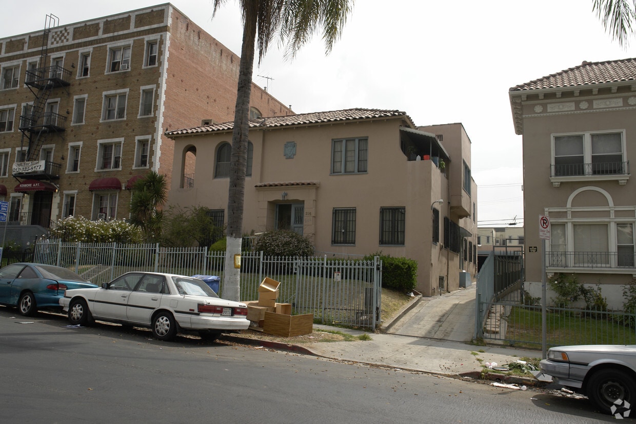 Building Photo - 206 S Kenmore Ave