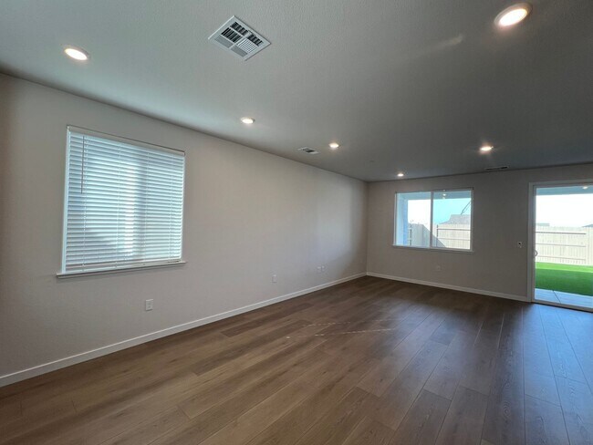 Foto del edificio - STUNNING BRAND NEW 3 BEDROOM HOME IN W. ROSEVILLE!!