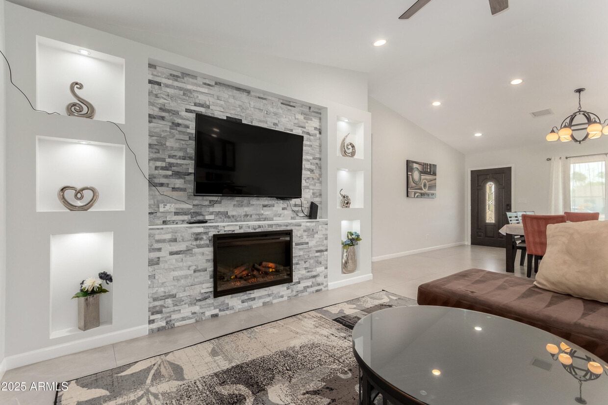 Primary Photo - 5302 E Blanche Dr