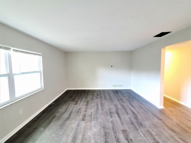 Building Photo - 923 Highland Ave N