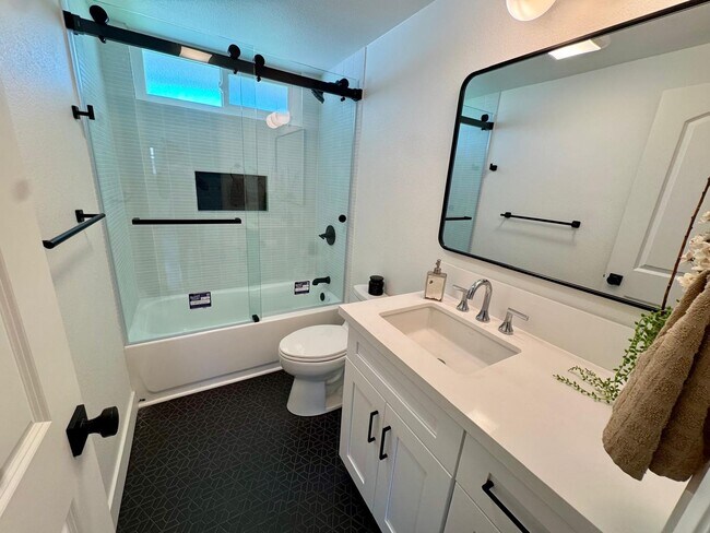 Foto del edificio - 1502 W Hemlock Way
