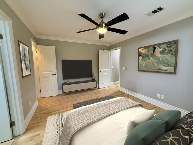 Building Photo - MOVE IN READY 2/2 with 2 Assigned Parking!...