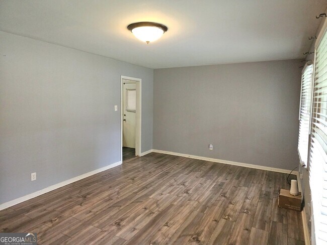 Building Photo - 5690 Deerfield Ct