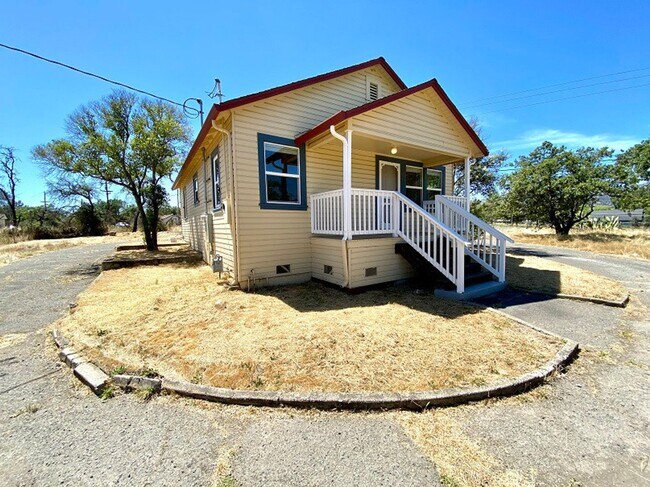 Building Photo - Spacious Country Property Near Silverado C...