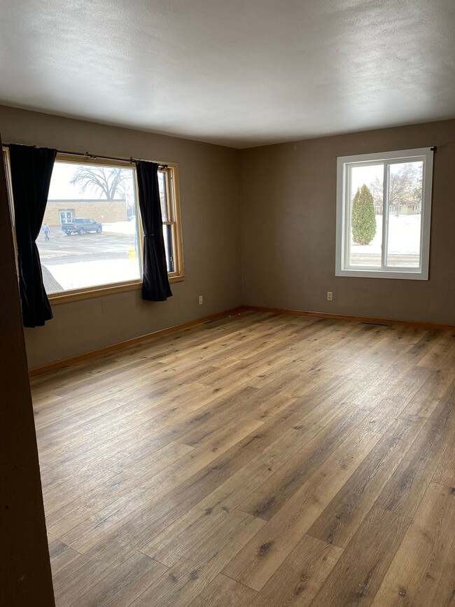 Building Photo - 5 bedroom/ 2 bath home within walking distance to BSU