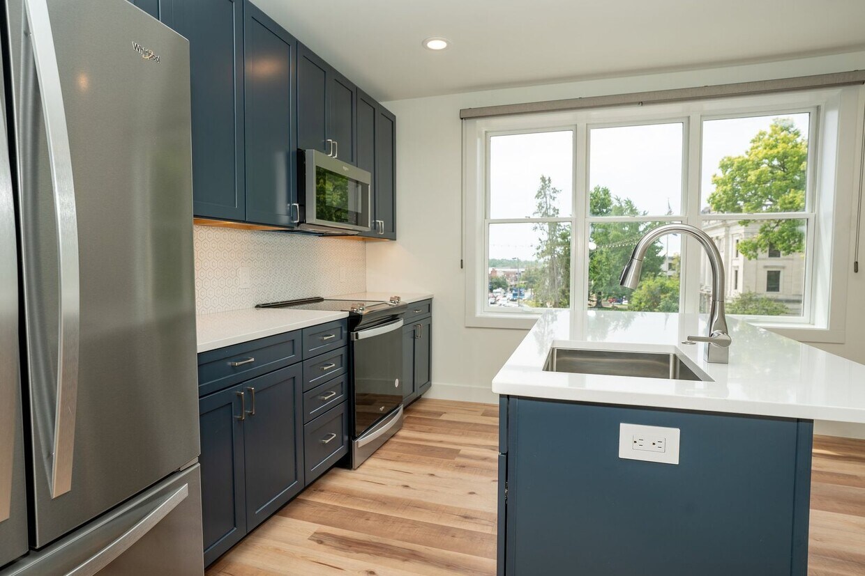 Foto principal - 102 W 6th St