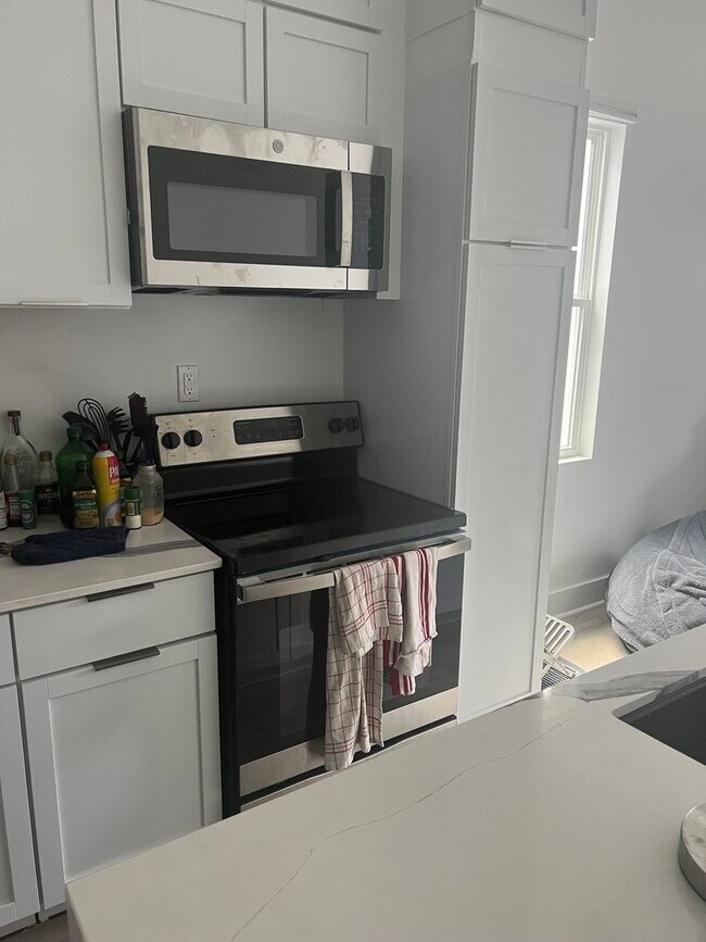 Foto del edificio - 5 BR House 1/2 block from Maple St - POOL!