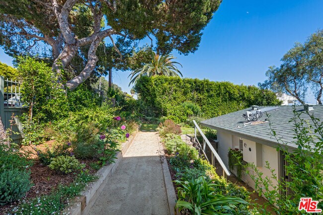 Building Photo - 31562 Broad Beach Rd
