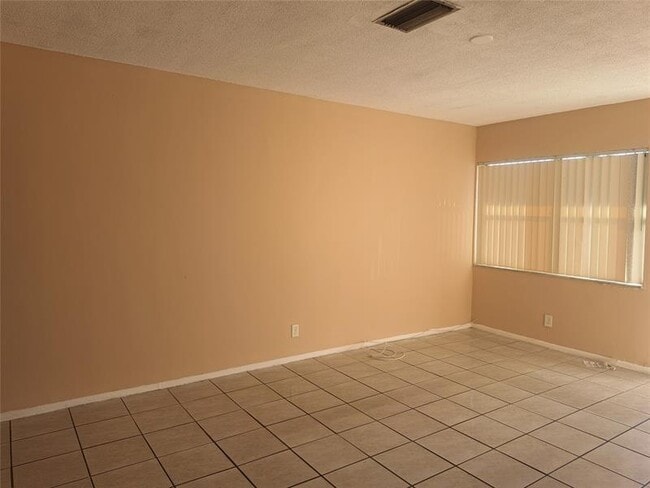 Foto del edificio - 4070 NW 30th Terrace