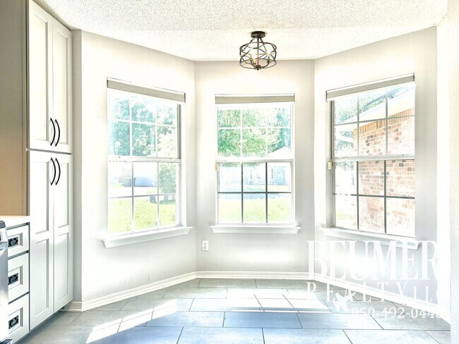 Foto del edificio - Solar Panel 3bd/2bath Home located Northeast Pensacola