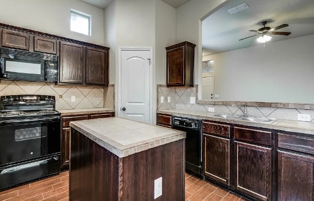 Building Photo - 634 Creekside Cir