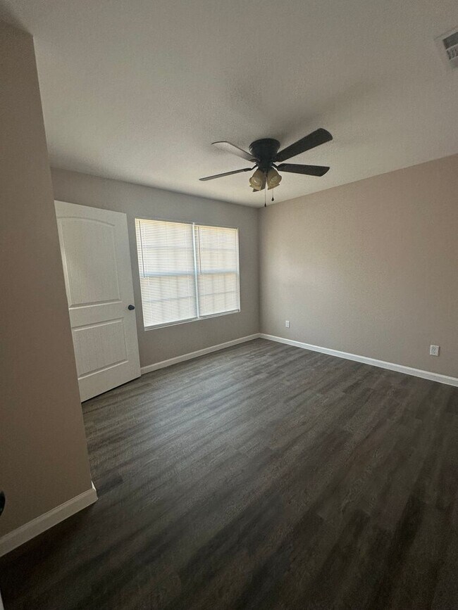 Foto del edificio - 3 Bed 2 Bath Brick Home with Fenced in Backyard