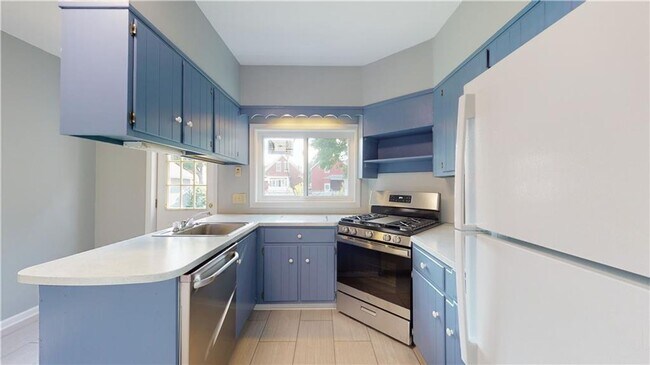 Building Photo - Beautiful Updated 4 bedroom single family ...