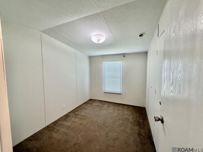 Foto del edificio - 44126 Loop Rd