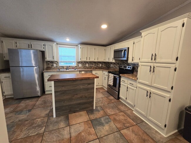 Building Photo - NEW LISTING!!!!!