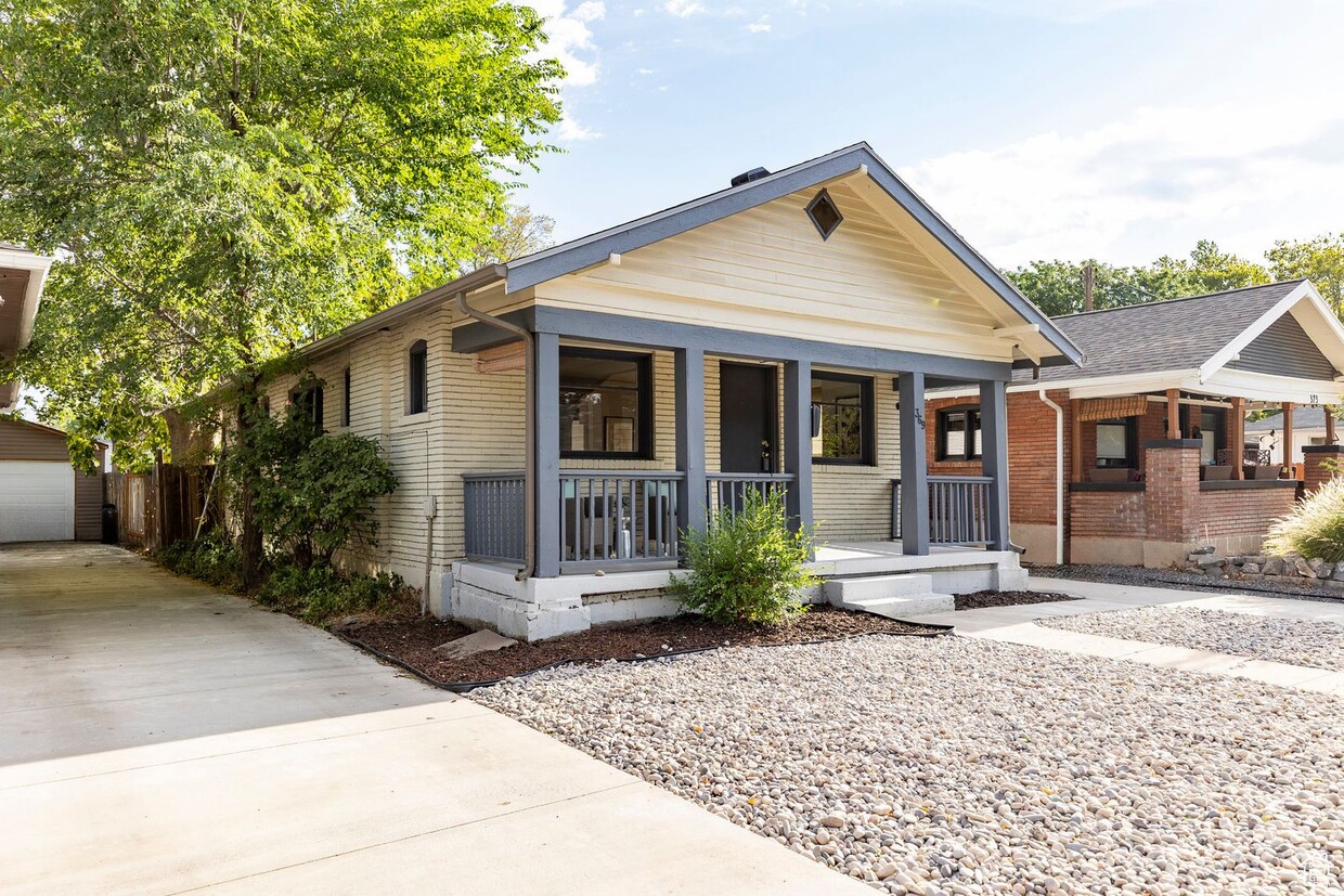 Primary Photo - Lovely Liberty Wells Home! TWO Car Garage!...