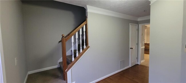 Building Photo - 618 8 Point Ct