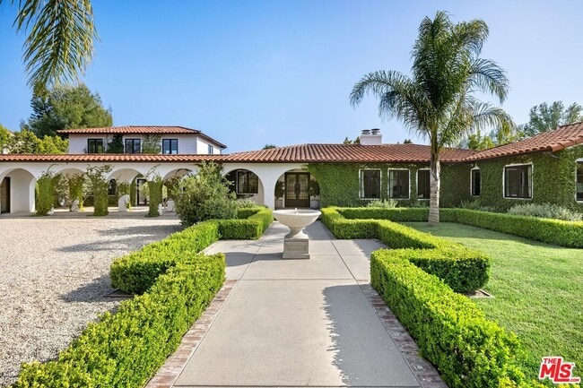 Building Photo - 13036 Chandler Blvd