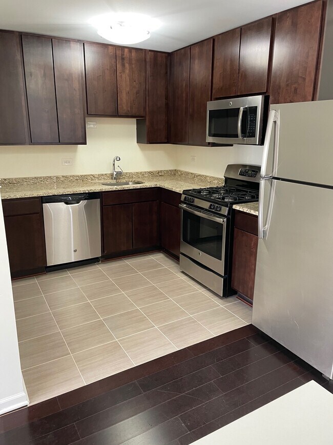 Foto del edificio - 2409 W Balmoral Ave