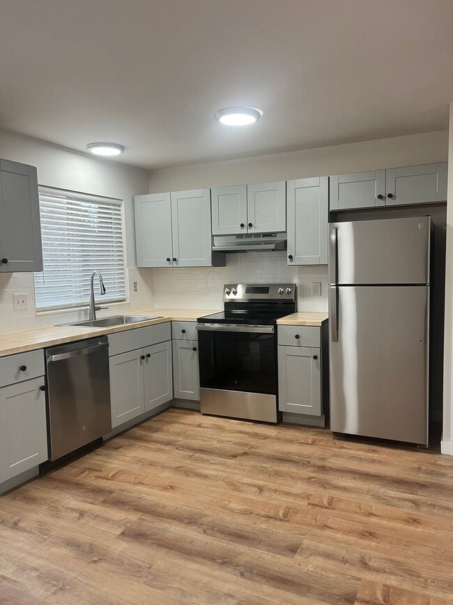 Fresh, Contemporary Remodel with Solar, Walk-In Closets & Great Outdoor Space - Fresh, Contemporary Remodel with Solar, Walk-In Closets & Great Outdoor Space House