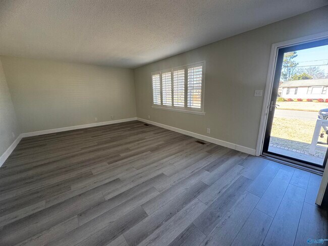 Building Photo - 9904 Willow Cove Rd SE