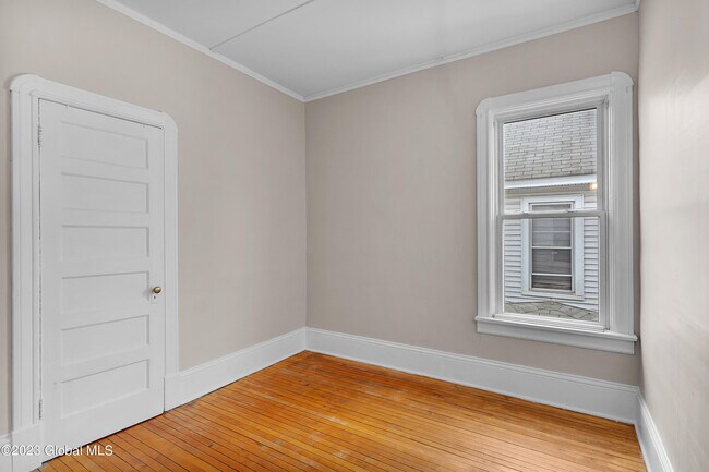 Foto del edificio - 1049 Waverly Pl