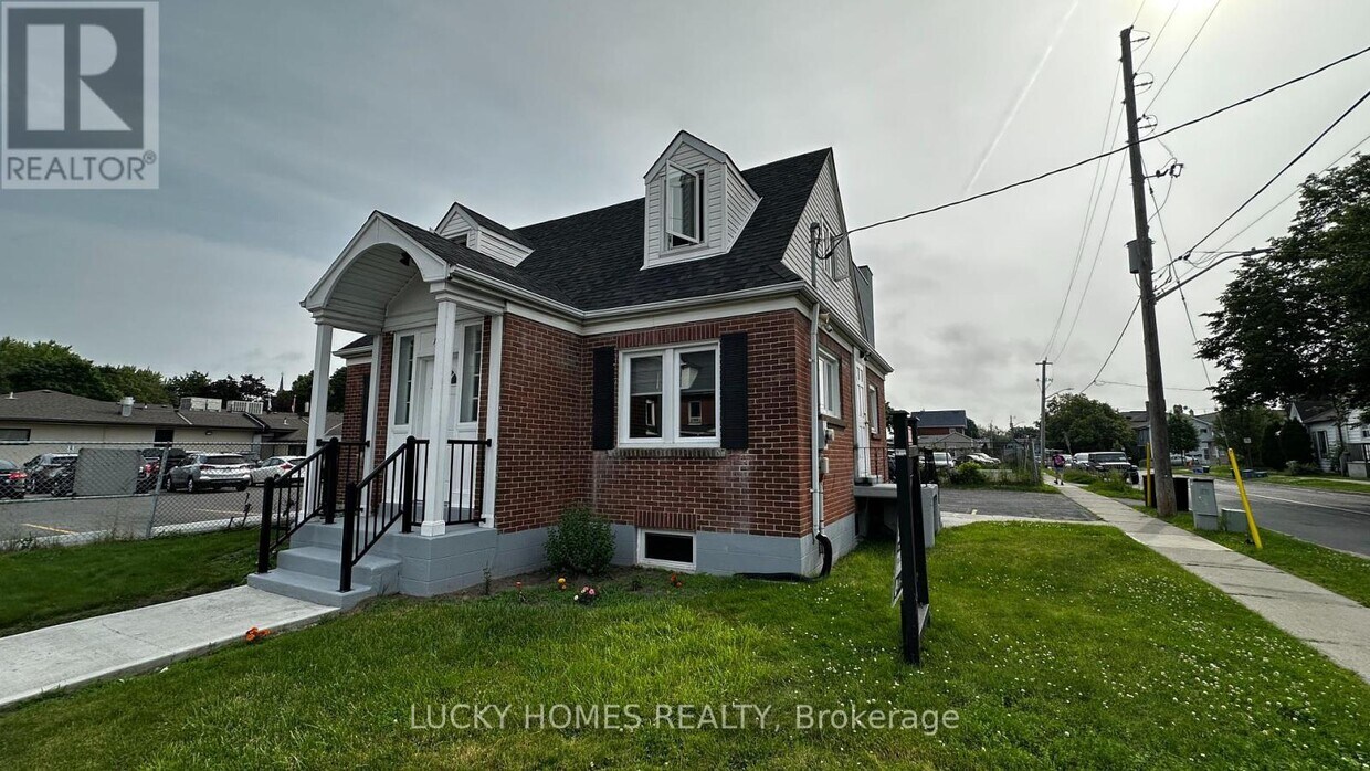 Photo principale - 157 Centre St S