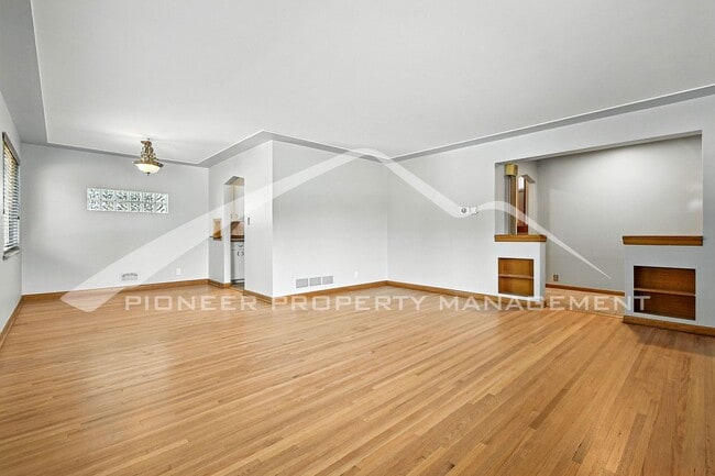Building Photo - Charming Home with Washer/Dryer and 1 Car ...