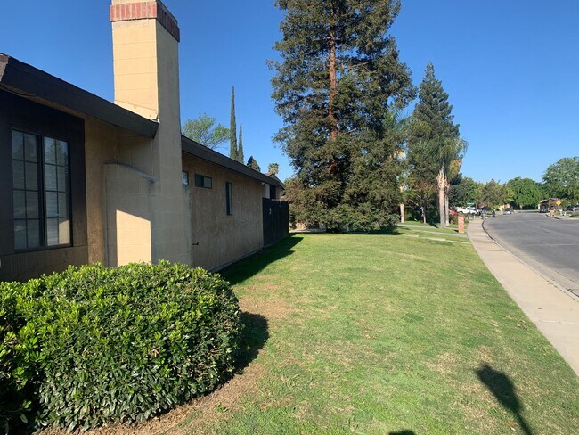 Building Photo - Clean 3 Bedroom / 2 Bathroom House in Sout...