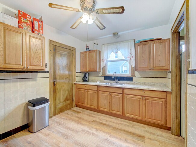 Kitchen - 1131 S Long Ave