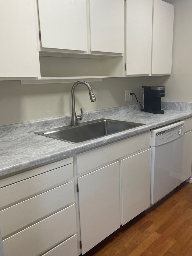 Building Photo - Now renting 1 bedroom Fully Furnished cond...