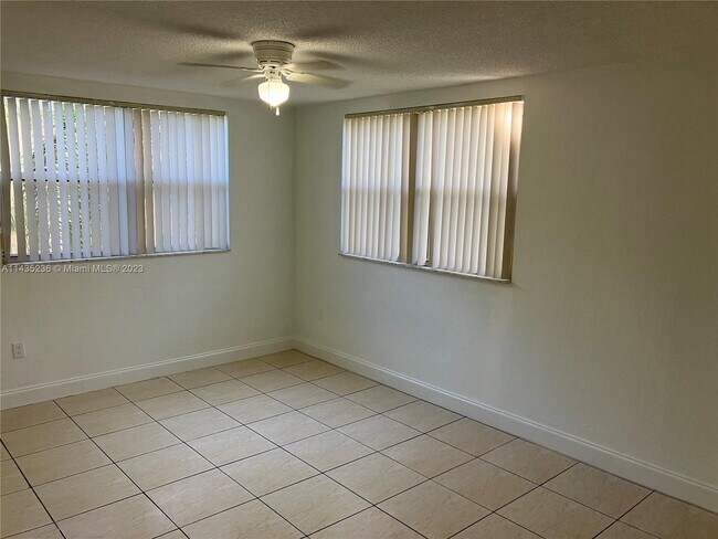 Foto del edificio - 8205 Lake Dr