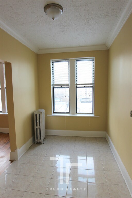Building Photo - 2704 Sawyer N Ave