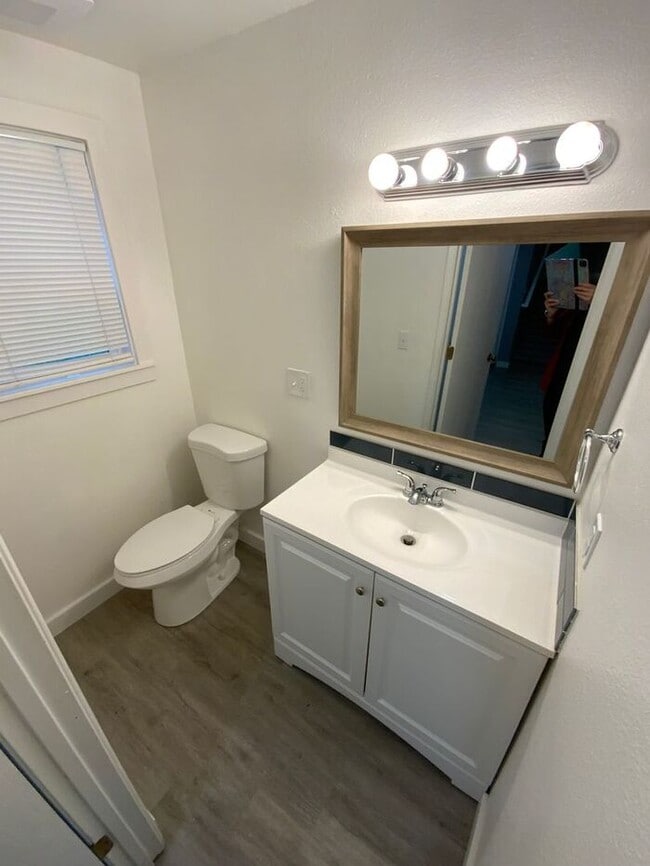 Building Photo - West Olympia 2bdr 1.5bath Townhome w/ garage & parking