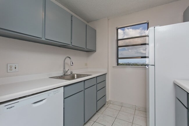 Building Photo - NEWLY RENOVATED 1 BD / 1 BA / 1 PK