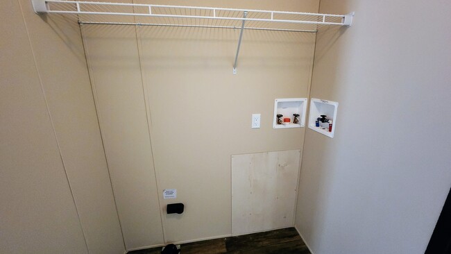 Extra Closet with Washer Dryer Hookup - 3574 W US Highway 20