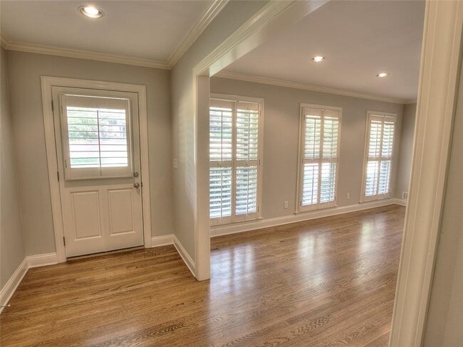 Building Photo - 5575 Lake Forrest Dr
