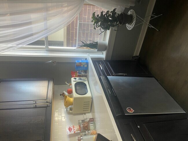 Foto del edificio - 2131 W Division St