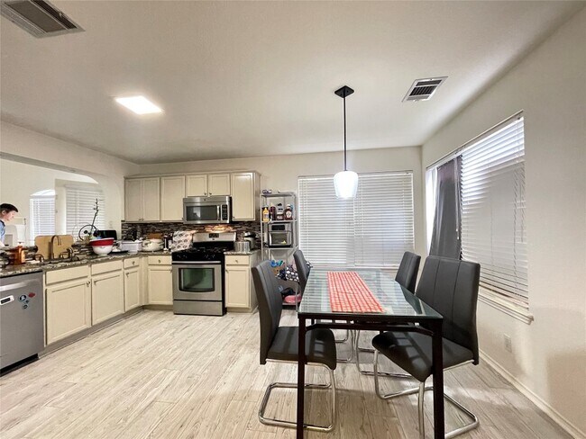 Foto del edificio - 9802 Copper Creek Dr