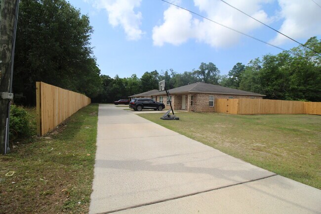 Foto del edificio - West Pensacola Duplex Living — 3BR Home with Open Floor Plan, Eat-In Kitchen, Covered Patio & Low...