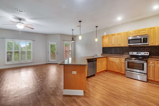 Foto del edificio - 408 Arbor Lake Dr
