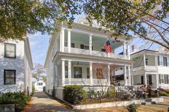 28-B Charlotte Street- Amazing One Bedroom/Two Bathroom Freestanding Home - 28-B Charlotte Street- Amazing One Bedroom/Two Bathroom Freestanding Home