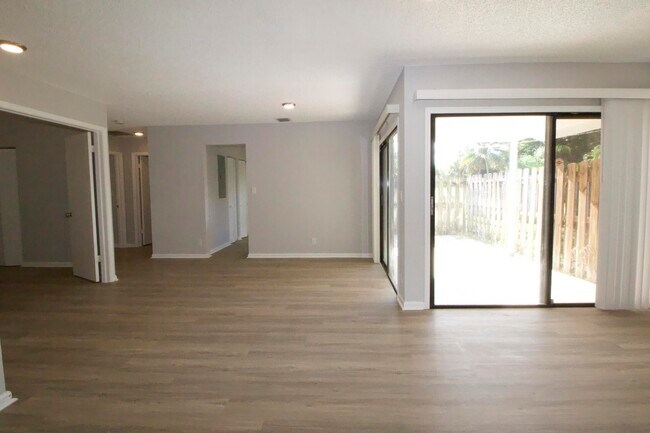 Foto del edificio - 9232 Roan Ln