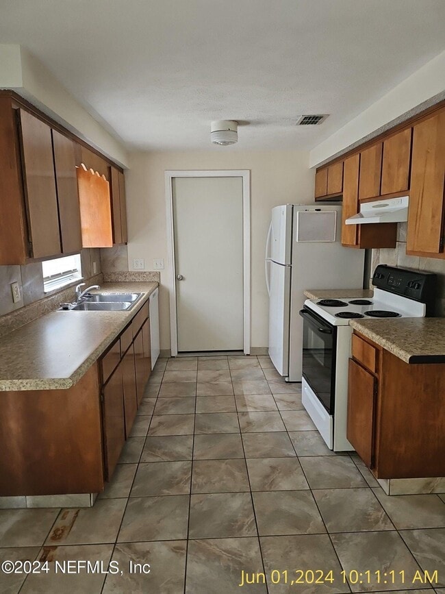 Building Photo - 1647 Lisa Dawn Dr