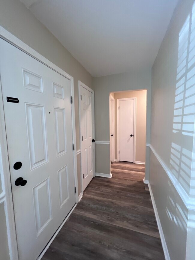 Building Photo - 10685 Silver Creek Dr