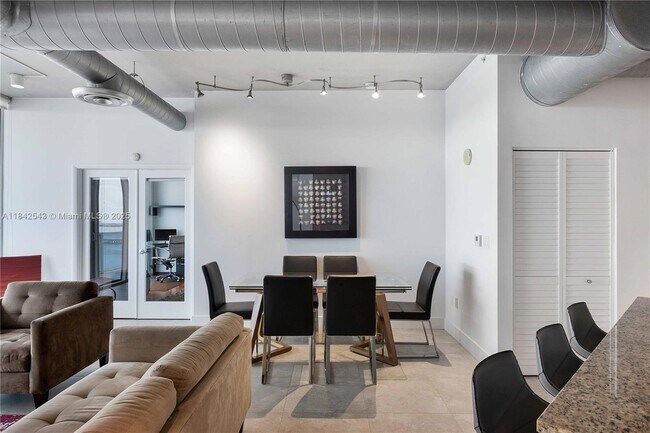 Foto del edificio - 700 NE 25th St