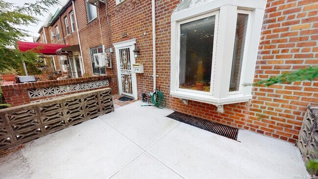 Foto del edificio - 67-45 Harrow St