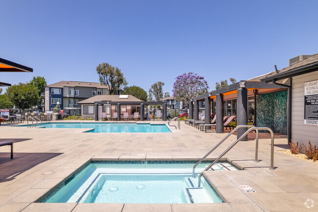 Sparkling Pools/Spa - River House Apartments