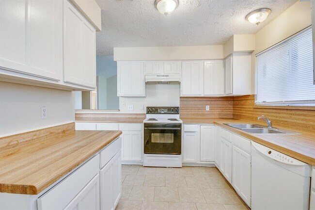 Building Photo - 13203 Whitchurch Way