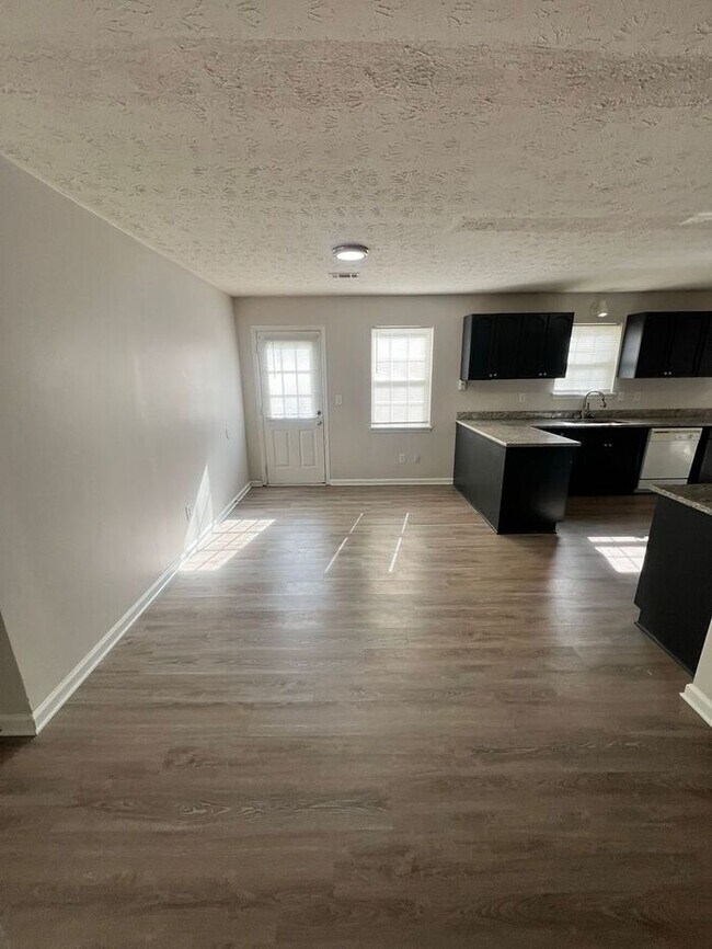 Foto del edificio - READY NOW!!! Beautiful 3 bedroom 2 bath HOME in Snellville!